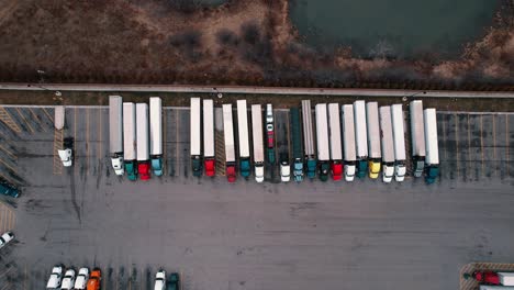 vista aérea de la parada de camiones de arriba hacia abajo