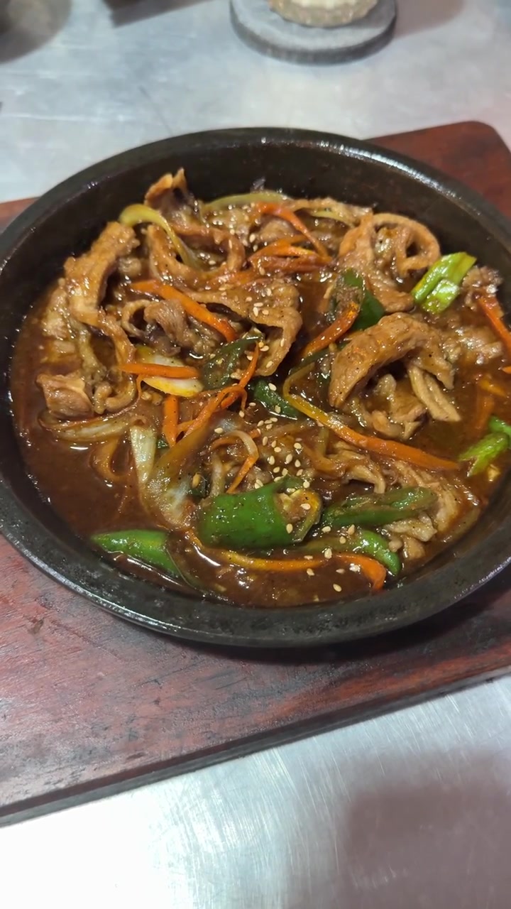Perut Babi Tumis Korea Mendesis di Hot Plate