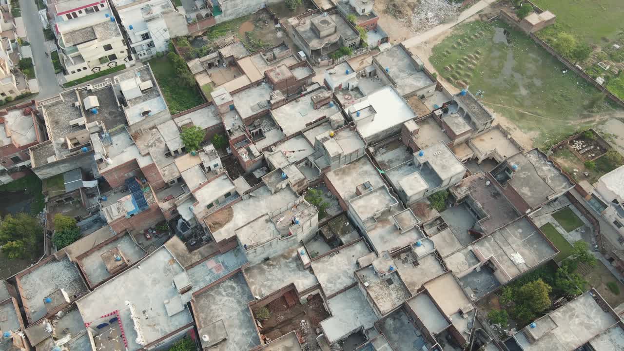 drone volando sobre una sociedad de aldea en pakistán