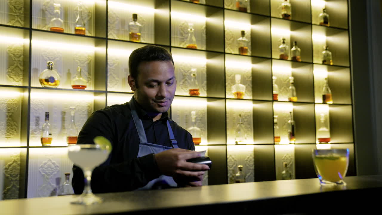 donna che paga le bevande