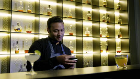 mujer pagando por las bebidas