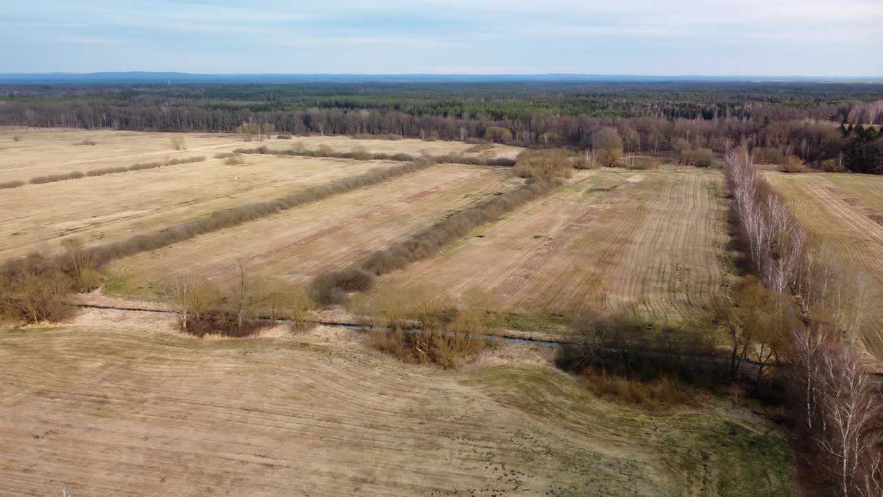 흐르는 하천과 배수구가 있는 넓은 초원과  ⁇
