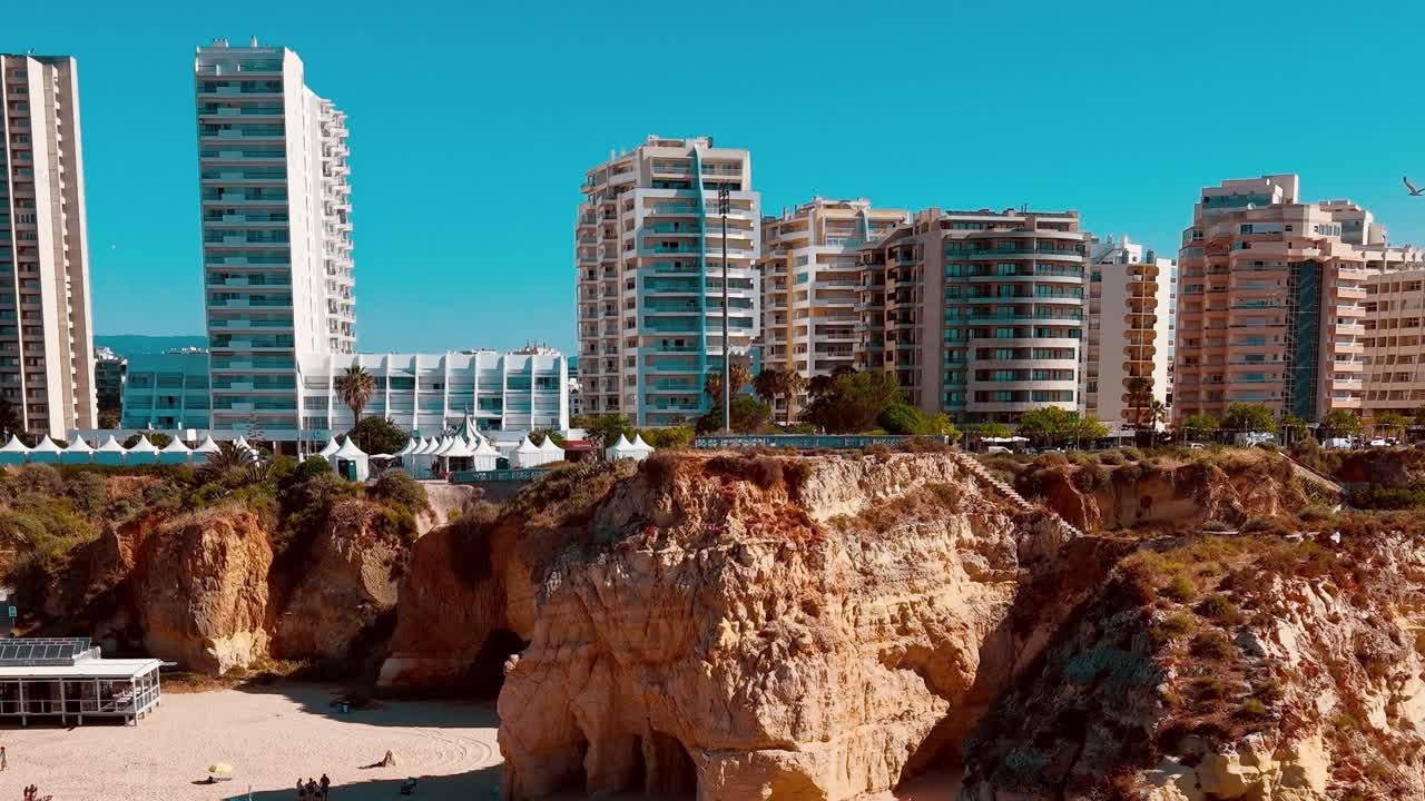 Vista di edifici vicino alla spiaggia in Portogallo durante una giornata di sole
