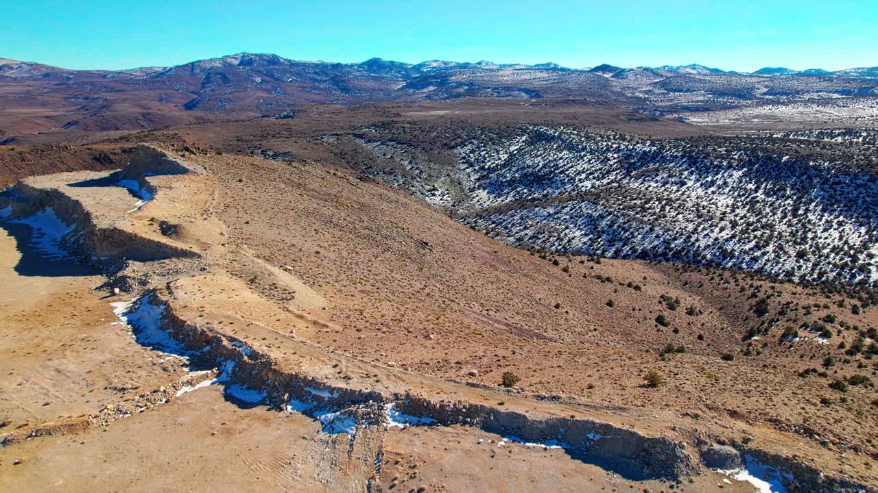 vista aérea sobre el paisaje de montañas desérticas con un poco de nieve en nevada, clima árido seco