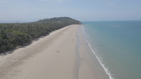 Tourists-Walking-Along-The-Sandy-Seacoast-Of-Four-Mile-Beach-In-Port-Douglas,-QLD,-Australia