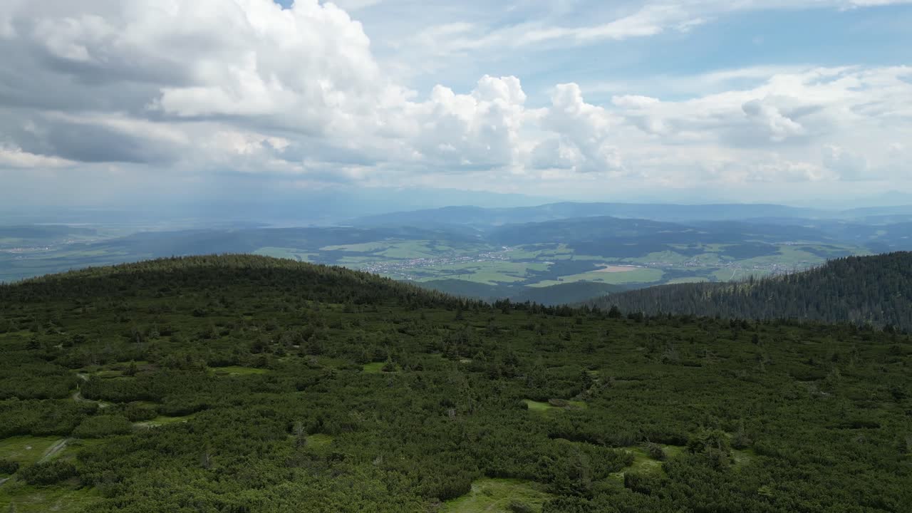 산 위의 구름의 드론  - 4k