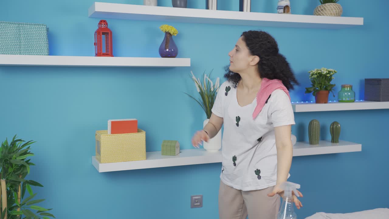 청소하는 젊은 여성.