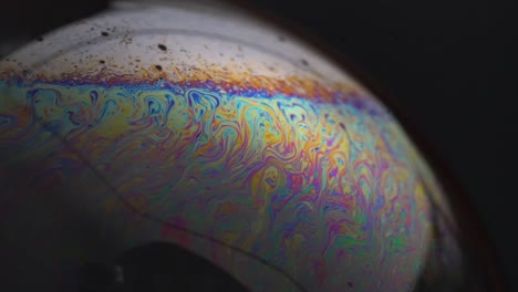 masa colorida de líquido sobre un fondo negro