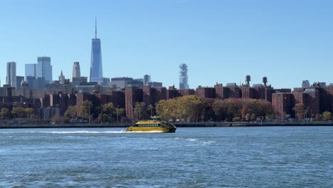 Taxi-Acuático-De-La-Ciudad-De-Nueva-York-En-El-Río-Este-Con-Un-Centro-De-Comercio-Mundial-En-Segundo-Plano