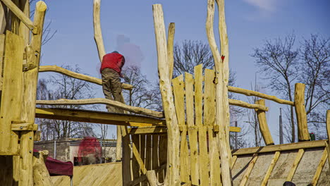 lapso de tiempo de los trabajadores que ensamblan el edificio de madera