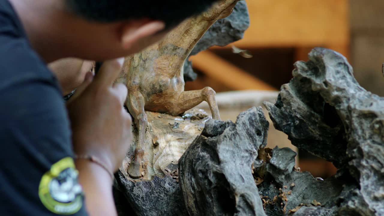 proceso de carpintería artesano balinés