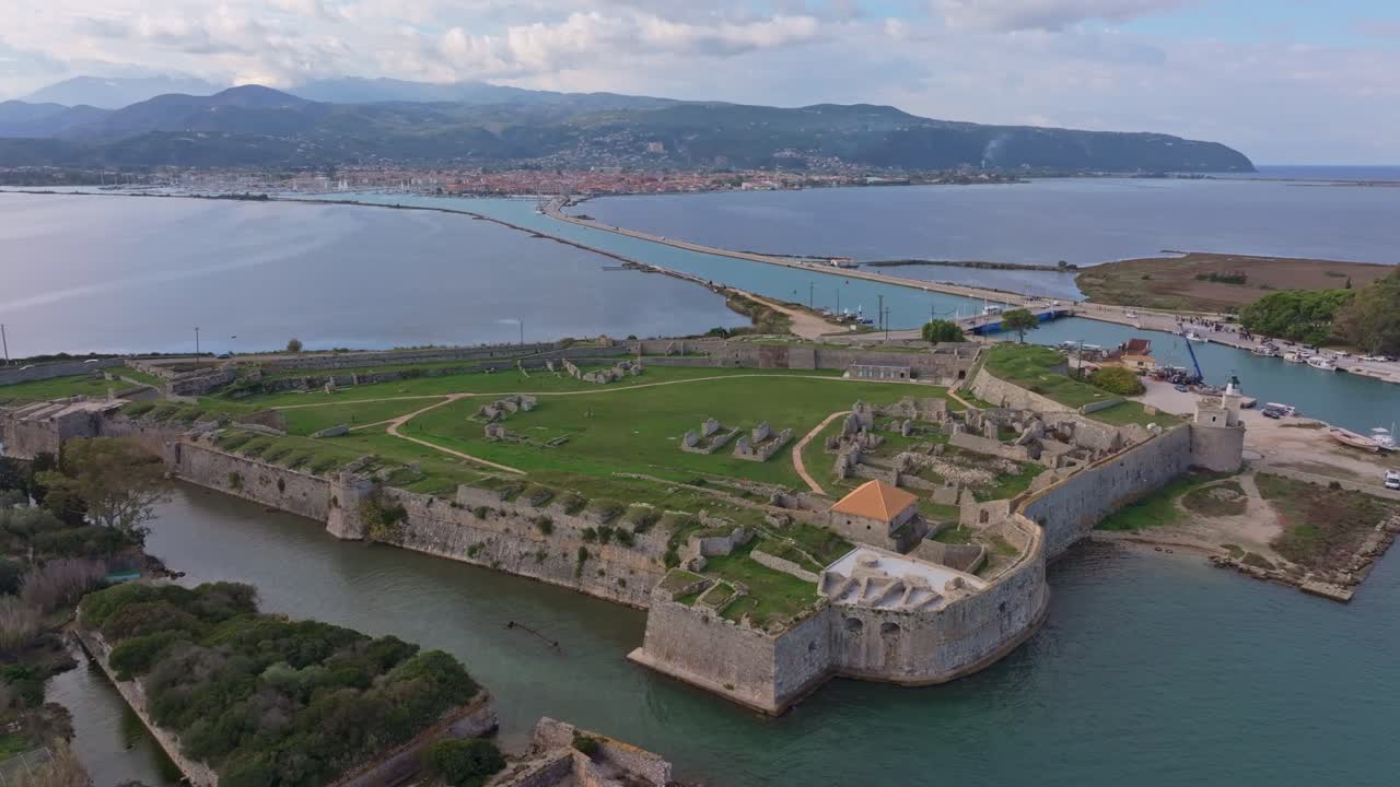 Vista aérea de forte costeiro e ondas turquesa do Mar Jônico, Lefkada, Grécia