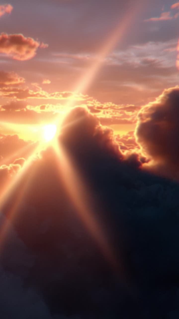 Una vista mozzafiato del sole che sorge tra le nuvole, illuminando il cielo con colori vivaci e proiettando una luce soffusa sul paesaggio all'alba.