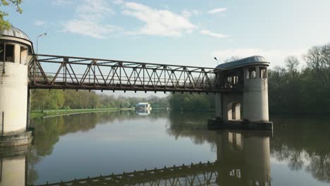 Construcción-De-La-Antigua-Esclusa-No-Funcional-En-El-Río-Elba