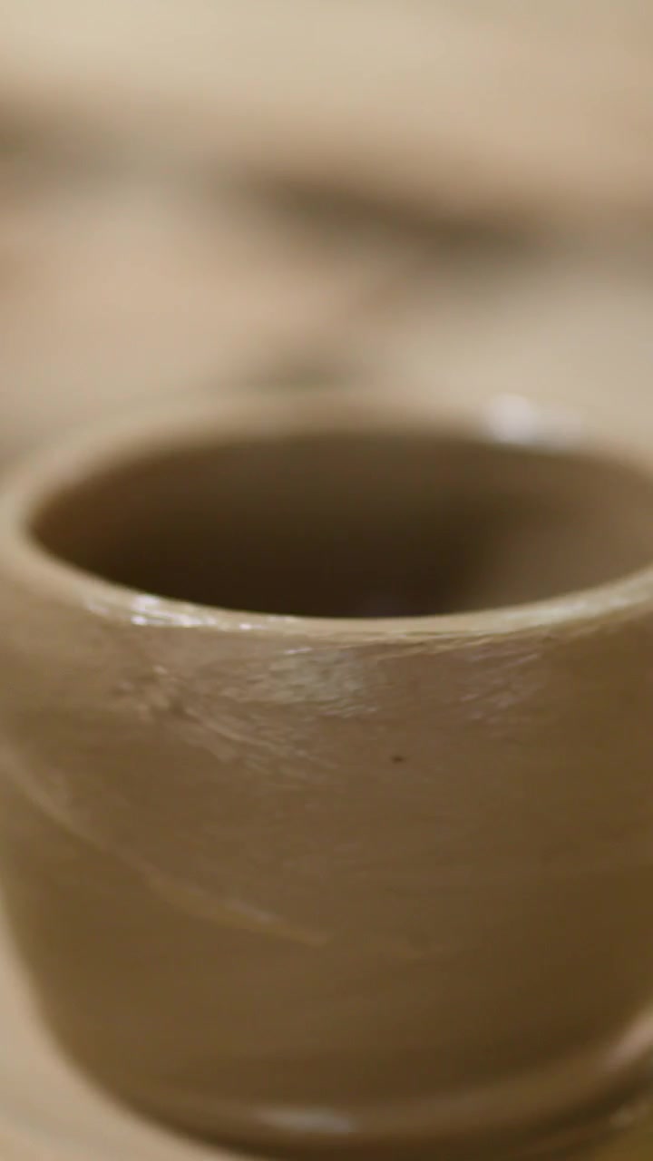Un vaso di argilla bagnato ruota su un tornio da vasaio durante un laboratorio a Nonthaburi, Thailandia