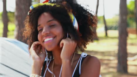 mujer escuchando auriculares 4k