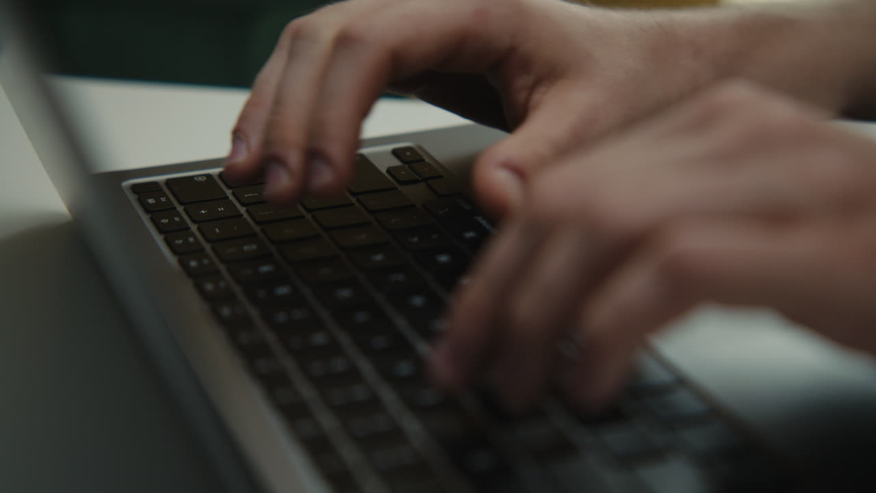 Persona escribiendo en la computadora portátil