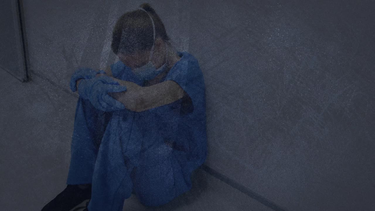 병원에서 앉아있는 스트레스를 받은 백인 여성 의료 종사자에 대한 텍스처화 된  ⁇ 어리