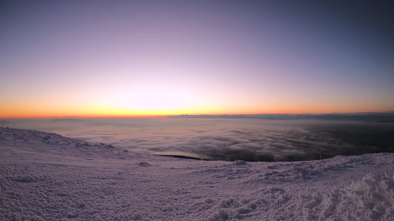 video de lapso de tiempo del amanecer con un mar de nubes en movimiento arriba - video de lapso de tiempo del amanecer de las montañas en polonia - lapso de tiempo de babia gora