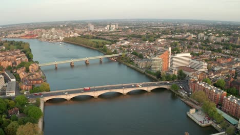 Toma-Aérea-En-Círculos-Sobre-El-Puente-De-Putney-En-El-Oeste-De-Londres