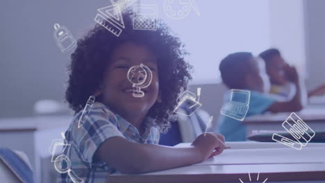 animación de iconos de artículos escolares sobre estudiantes diversos y felices en el aula