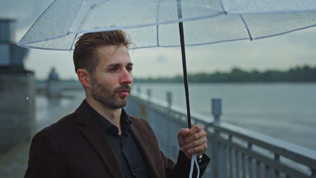 L'uomo con l'ombrello sotto la pioggia