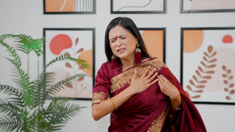 Indische-Frau-Mit-Herzstillstand