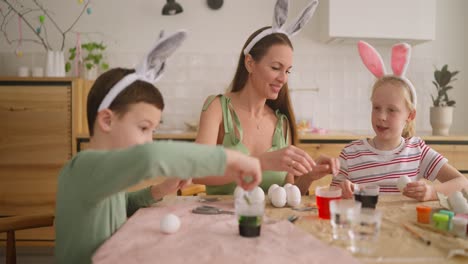 decoración de huevos de pascua en familia