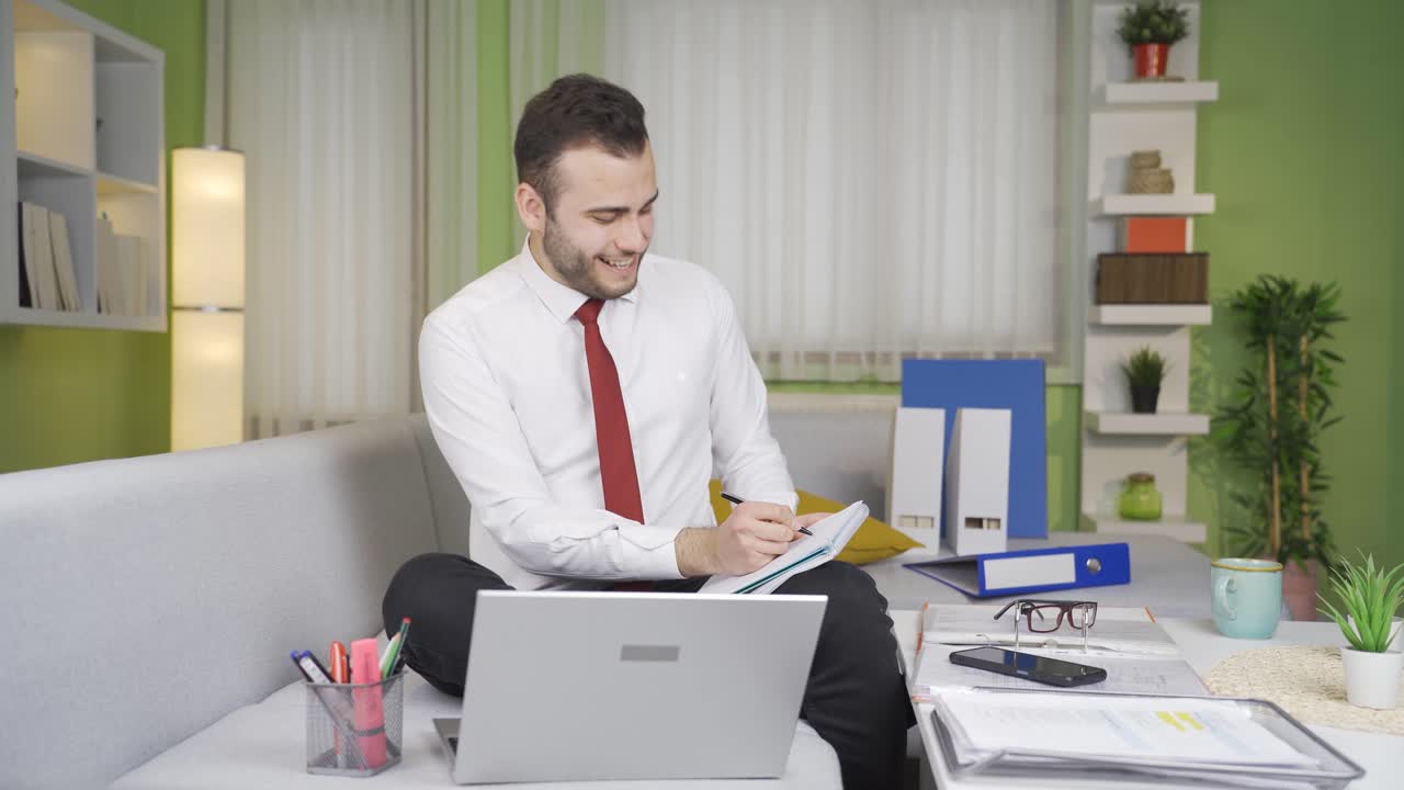 Empresario feliz y alegre trabajando.