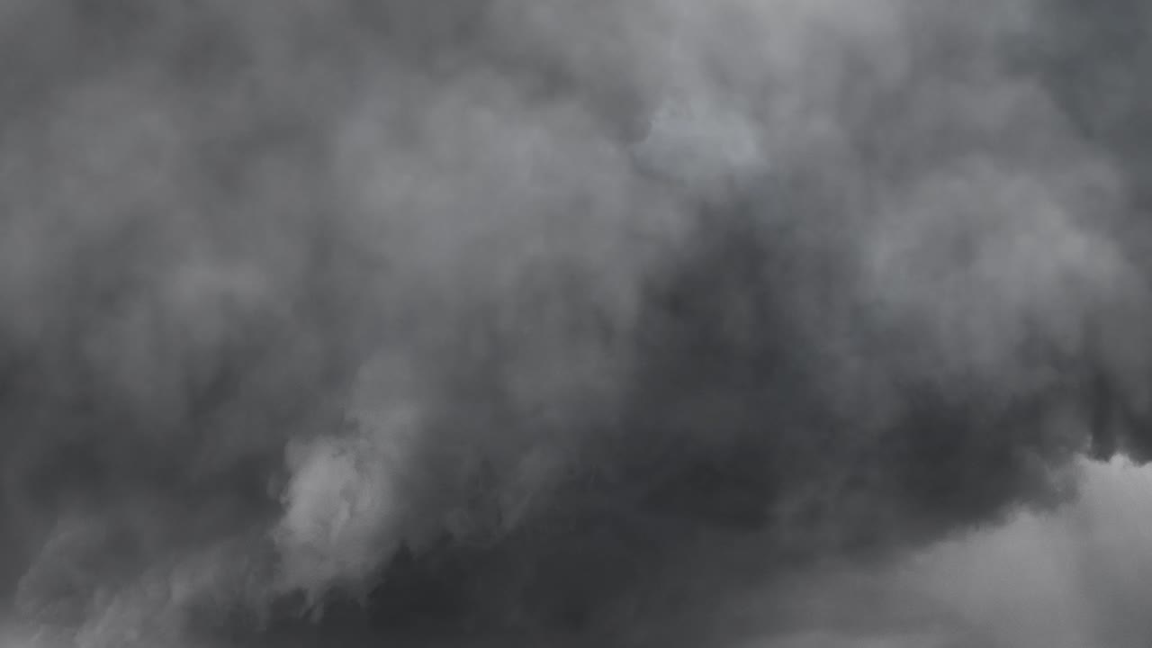 어두운 하늘과 폭풍 4k 배경