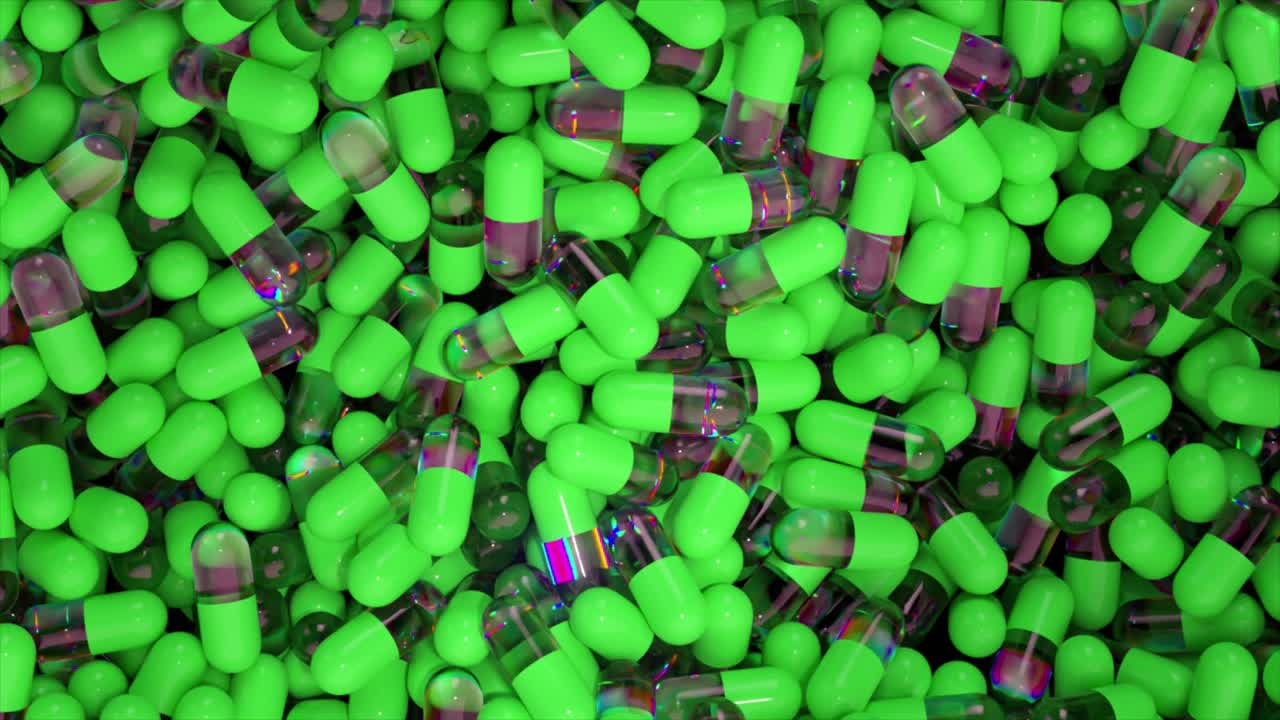 una pila de cápsulas verdes y transparentes