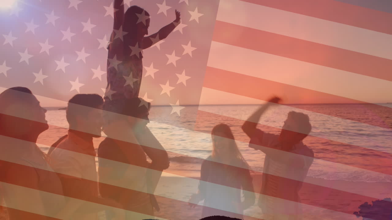 animación de la bandera estadounidense sobre diversos amigos celebrando en la playa del atardecer