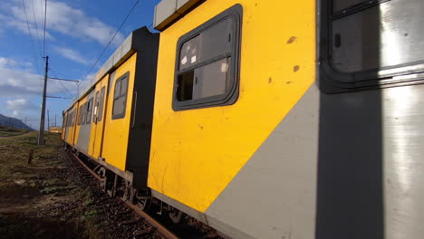 tren que viaja a lo largo de la ruta costera de sudáfrica