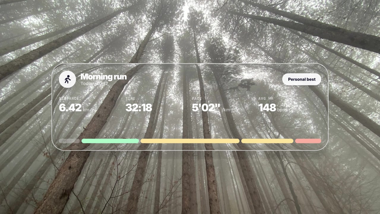 Sovrimpressione digitale per il monitoraggio del fitness in una foresta nebbiosa