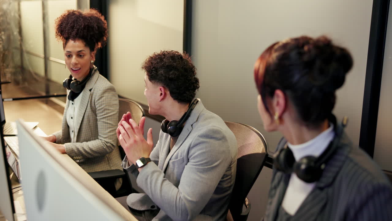 equipo de negocios celebrando el éxito en la oficina