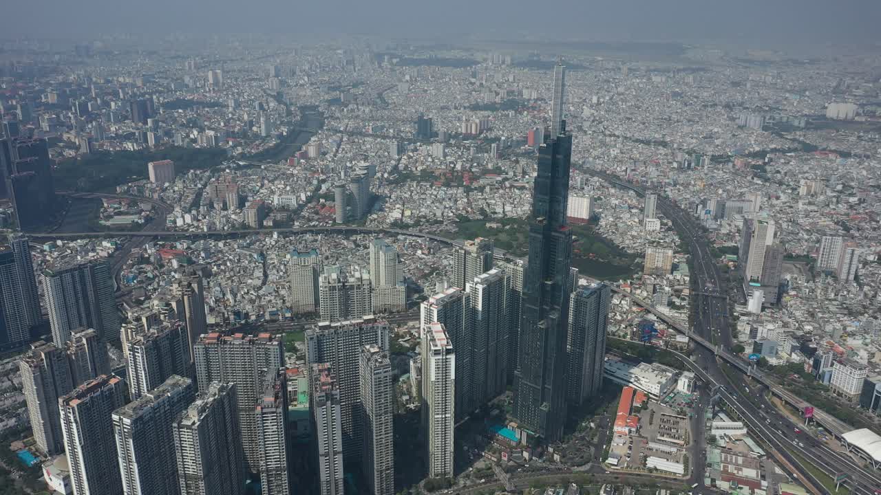 베트남의 랜드마크인 센트럴 파크, 사이곤 강, 호치민 시의 스카이라인을 한눈에 볼 수 있다.