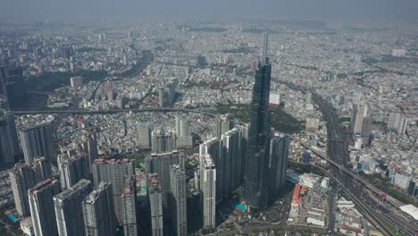 vista aérea del parque central, el río saigón y el horizonte de la ciudad de ho chi minh, vietnam en un día soleado