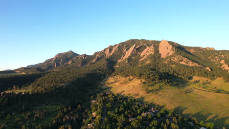 vista de avión no tripulado del paisaje épico del parque chautauqua y los hierros planos durante el amanecer en una mañana de verano