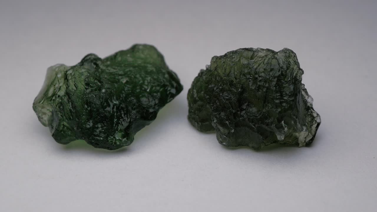 정통 원시 몰다바이트 암석 크리스탈 원석 4k 30p 매크로 샷