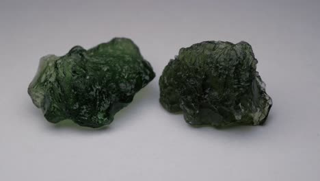 auténticas rocas de moldavita crudas piedras preciosas de cristal 4k 30p tomas macro