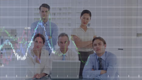 animación del procesamiento de datos financieros contra el retrato de un grupo de diversos empresarios en la oficina