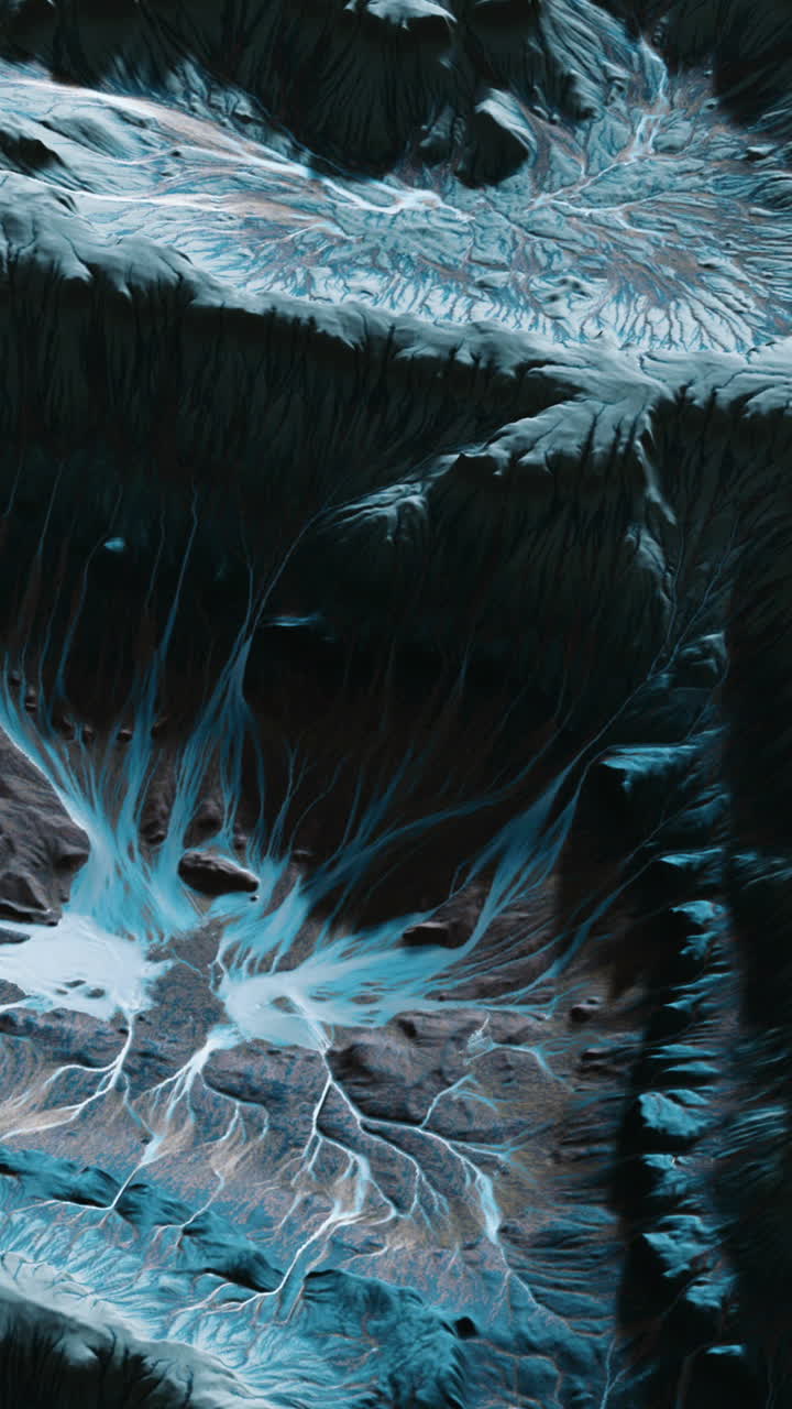 vista aérea de una cordillera con un lecho de río seco