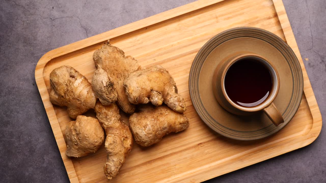 té de jengibre en una bandeja de madera
