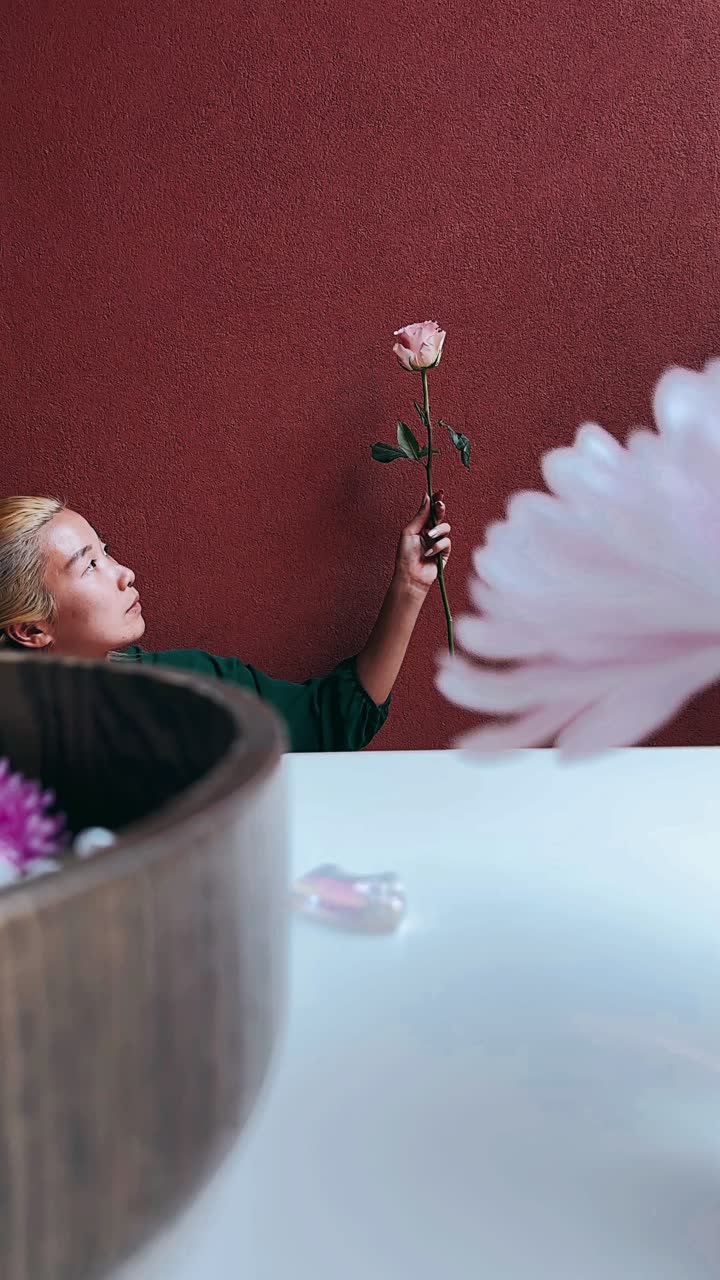 Une femme avec une rose rose