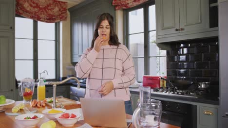 mujer vlogger caucásica haciendo un video de cocina en casa