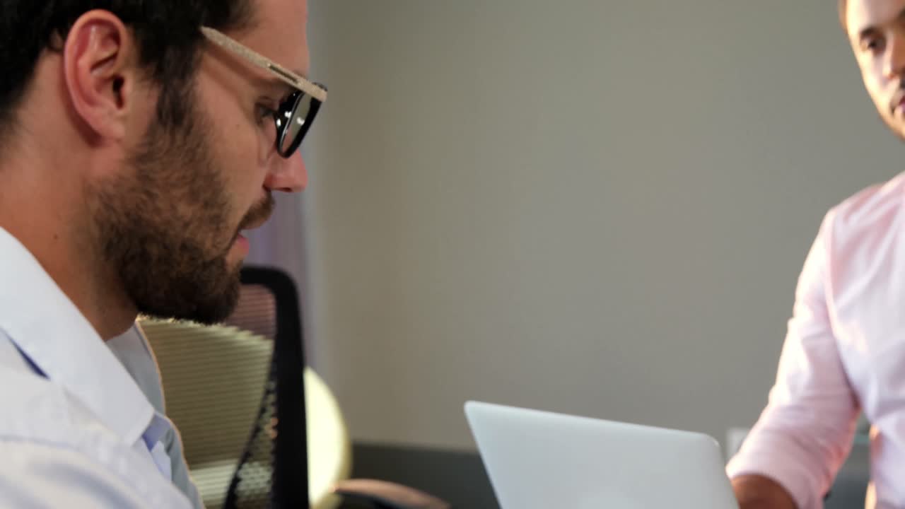 empresarios trabajando juntos