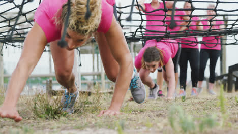 amigas disfrutando de hacer ejercicio en el campamento de entrenamiento juntas