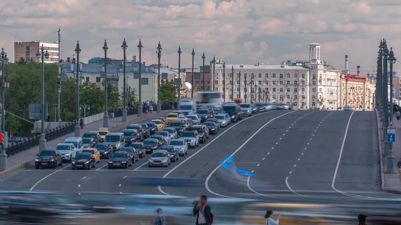 Autoliikennettä Bolshoy kamenniy -sillalla nopeutetulla videolla. Lähikuva. Pilvinen taivas kesäpäivänä.