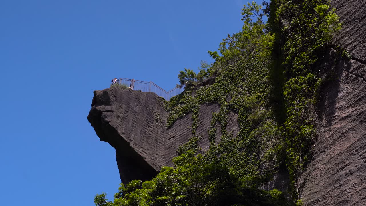 일본 혼슈 노코기리야마 산의 지옥 전망과 함께 전망대 전망대에서 사진을 찍는 관광객들 - 낮은 앵글 샷
