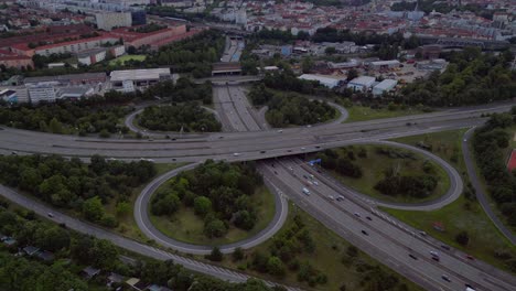 Intercambio-De-Tráfico-En-Forma-De-Trébol-En-Una-Autopista-Alemana-Que-Conecta-El-Tráfico-En-Un-Centro-Urbano